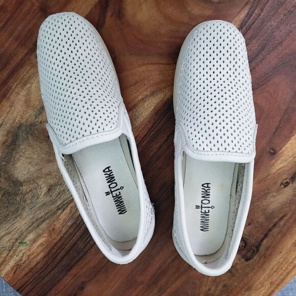 Minnetonka Pacific Slip On Loafer White Perforated Leather Women's 7.5 (Tag 8.0) - Picture 2 of 11